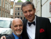 <strong>In memoriam: John van Elk</strong> - Toneelmeester Toon Hermans<br /><p>John van Elk (-beter bekend als "Johnny van Toon"-) was gedurende ruim 27,5 jaar de vaste toneelmeester van Toon Hermans. Hij stond met Toon t&aacute;lloze malen op het toneel. Het is een grote eer dat John van Elk bij onze show 'Tour de Toon' als speciale gast aanwezig is en vertelt over zijn jarenlange unieke samenwerking met Toon Hermans.</p>